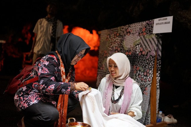 Jadi fashion show yang ditampilkan juga menggunakan karya batik dari para pengrajin lokal termasuk desainer lokal dan model lokal. Harapannya ini bisa menjadi suatu event berbeda yang bisa go nasional dan go international, ucapnya. (Foto: Dok. Batik In The Cave)