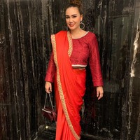 Feby Febiola tampil serba merah di perayaan Diwali. Memakai kain sari merah, Feby mengaku sangat bahagia bisa hadir di perayaan yang bagi umat Hindu kerap disebut sebagai Festival Cahaya itu. Foto: Dok. Instagram