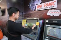 Seorang milenial sedang melakukan pembukaan rekening menggunakan mesin BNI Sonic/