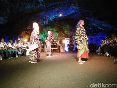 Pertama di Indonesia, Fashion Show Batik Digelar di Gua Lawa, Purbalingga