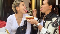 Niki sangat dekat dengan Fitri Salhuteru yang dipanggil ibu oleh anak-anak Niki. Ketika liburan ke Paris, keduanya kompak cicip dessert enak. Foto: Instagram nikitamirzanimawardi_17