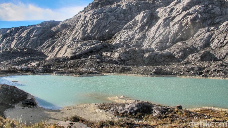 Danau di Pegunungan Jayawijaya Danau di Pegunungan Jayawijaya