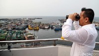 Edhy Prabowo sempat memantau kawasan Muara Baru dari menara pengawas.