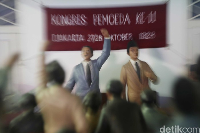 Museum Sumpah Pemuda menyimpan berbagai foto-foto dan benda-benda yang berhubugan dengan pergerakan nasional pemuda Indonesia.
