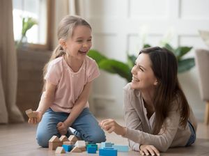 Cara Mengatur Biaya Baby Sitter Agar Sesuai Penghasilan Keluarga