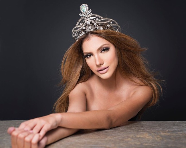 Wanita berusia 19 tahun ini dimahkotai oleh Clara Sosa, pemenang Miss Grand International 2018 yang berasal dari Paraguay. Valentina pun tampil memukau di malam penobatannya itu. Foto: Instagram