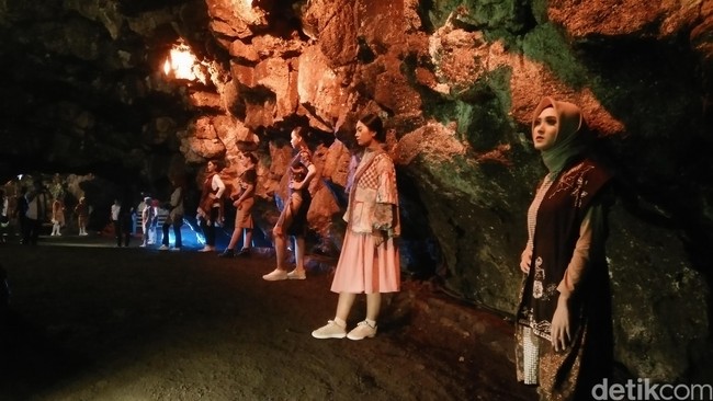 Menurut Samuel peragaan busana atau fashion show batik dalam gua ini baru pertama kali ada di Indonesia. Bahkan katanya, fashion show dalam gua ini pertama di dunia. Sebelumnya belum pernah ada, di Indonesia pertama kali dan ditingkat dunia kayaknya juga belum, saya sudah ngecek, karena kalau ada kan kita bisa buka di Google show and the cave tidak ada, ujarnya. (Foto: Arbi Anugrah/Detikcom)