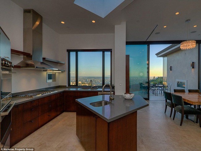 Jordan Maron yang dikenal sebagai YouTuber game Minecraft membangun rumahnya tak jauh dari kediaman pencipta Minecraft, Markus Persson. Rumah seluas 4.100 m2 itu memiliki dapur modern besar dengan pemandangan kawasan Hollywood. Foto: Dok. Nicholas Property Group