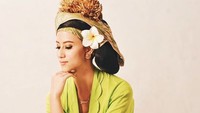 Janisa pun tak kalah cantik saat menjalani pemotretan dengan busana adat Bali. Dok. Instagram/janisaas