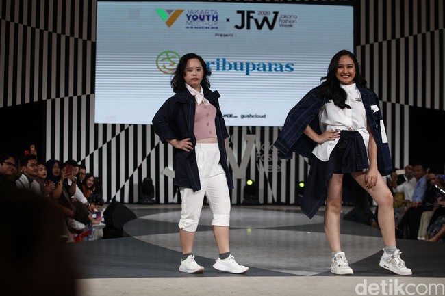 Selain Aliyah Massaid, ada juga artis Salshabilla Adriani yang tampil menjadi model bersama remaja down syndrome memeragakan koleksi dari brand SeribuParas. Foto: Rachman Haryanto/Detikcom