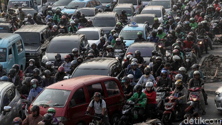 Ada Kecelakaan Minibus di Tol Jakarta-Tangerang, Lalin Macet 9 Km Ada Kecelakaan Minibus di Tol Jakarta-Tangerang, Lalin Macet 9 Km