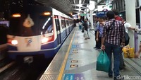 Petunjuk ini juga mencantumkan nama-nama stasiun yang akan dilewati oleh kereta layang ini. Setiap stasiun yang telah dilewati akan berubah warnanya menjadi merah, sedangkan yang belum dilalui akan berwarna hijau. Jadi, sebenarnya kita tidak perlu takut tersasar jika bepergian dengan BTS Skytrain di kota Bangkok. 