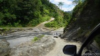 Pengaspalan akses jalan antara Pegunungan Arfak dan Manokwari tersebut, menurut Jokowi, akan memudahkan transportasi orang dan distribusi barang, terutama produk-produk pertanian (Ahmad Masaul Khoiri/detikcom)