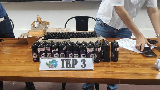 Polisi juga mengamankan 253 liquid vape berisi tembakau gorila.