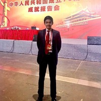 Eric lahir di Seattle, bersekolah di Beijing, dan sekolah menengah di Hong Kong, kemudian lulus dengan gelar keuangan dari Wharton School of University of Pennsylvania. Ia mendirikan Yayasan Konferensi Tingkat Tinggi Tiongkok, sebuah organisasi amal yang mendukung inisiatif pendidikan dan budaya Foto: Weibo