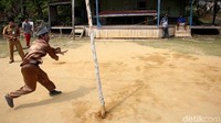 Gasing tersebut terbuat dari kayu seperti pelawan, geremis, dan mentagi.