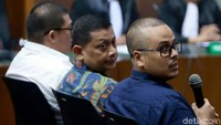 Tiga orang tersangka dalam kasus suap impor bawang putih menjalani sidang di Pengadilan Tipikor, Jakarta, Senin (28/10/2019).