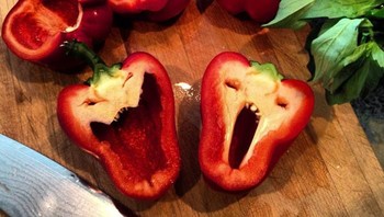 Paprika potong ini mungkin cocok untuk ornamen Halloween. Foto: via Bored Panda