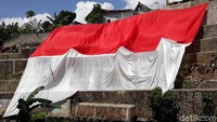Warga RT 12 Kampung Sudagaran, Kelurahan Tegalrejo, Kota Yogyakarta memperingati hari Sumpah Pemuda dengan melaksanakan upacara di pinggir Sungai Winongo. Dalam upacara tersebut, mereka membentangkan bendera merah putih berukuran raksasa.