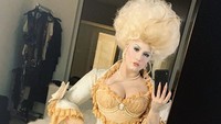 Di hari sebelumnya Demi tampil sebagai Marie Antoinette. Dok. Instagram