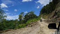 Jalanan berbatu menuju ke Pegunungan Arfak. Trek tanjakan berbatu seperti di foto memang hanya bisa dilibas oleh mobil 4X4, bayangkan saat hujan turun (Ahmad Masaul Khoiri/detikcom)