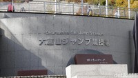 Sementara itu ke pulau utara Jepang, Hokkaido kita bisa melihat venue untuk ski jumping di kawasan Okurayama.