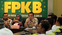 Sekretaris Fraksi Kebangkitan Bangsa (FKB) DPR Fathan Subhi bersama anggotanya Daniel Johan dan Nur Nadlifah menerima sejumlah petani dan pengusaha yang tergabung dengan koalisi tembakau.