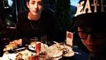 Baru Pulang Wamil, Ini Gaya Kulineran G-Dragon dengan Teman-temannya