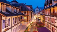 Mulai bangunan rumah dan gedung, musik yang dimainkan di dalam theme park, busana para staff bahkan makanan yang dijual disesuaikan dengan negara asal. (iStock)