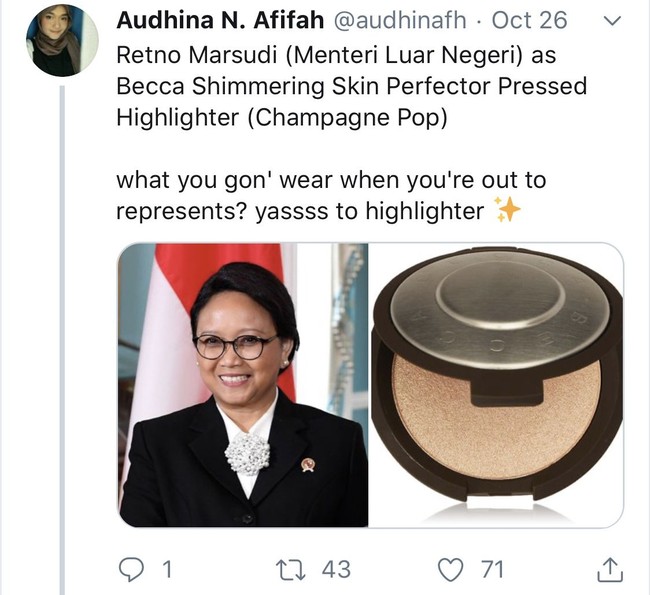 Siapasih yang nggak tahu makeup Shimmering Skin Perfector Pressed Highlighter dari Becca ini? Namanya juga highlighter, ya fungsinya untuk menghighlight bagian-bagian tubuh yang ingin ditonjolkan. Nah makeup ini disamakan dengan menteri luar negeri kita nih, Retno Marsudi. Foto: Twitter @audhinafh
