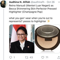 Siapasih yang nggak tahu makeup Shimmering Skin Perfector Pressed Highlighter dari Becca ini? Namanya juga highlighter, ya fungsinya untuk menghighlight bagian-bagian tubuh yang ingin ditonjolkan. Nah makeup ini disamakan dengan menteri luar negeri kita nih, Retno Marsudi. Foto: Twitter @audhinafh