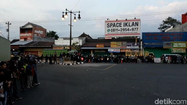 Massa #SoloBergerak Blokade Akses Jalan Utama Solo-Yogya-Semarang