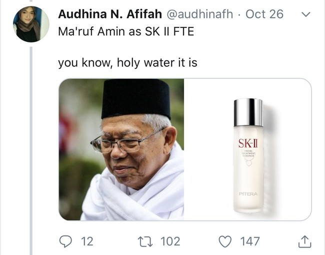 Wakil Presiden, Maruf Amin disamakan dengan produk skincare SK II FTE nih. Walaupun harganya yang cukup mahal, namun produk ini sering disebut-sebut dengan holy water atau air suci karena katanya cukup ampuh buat bikin kulit kinclong. Foto: Twitter @audhinafh