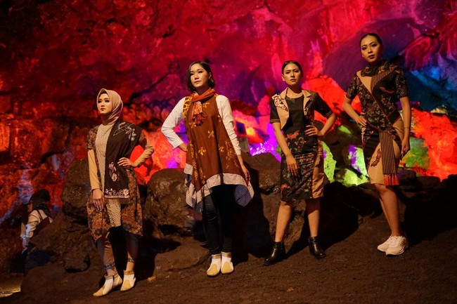 Keramaian tersebut merupakan bagian dari acara Batik In The Cave, Golaga Memikat. Pemerintah Kabupaten (Pemkab) Purbalinggamenggelar fashion show unik tersebut untuk mempromosikan batik sebagai salah satu warisan budaya Indonesia. (Foto: Dok. Batik In The Cave)