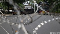 Kendaraan taktis, seperti barracuda, water cannon, dan raisa (pengurai massa), sudah bersiaga.