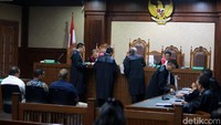 Dalam kasus tersebut, KPK menduga aksi Dhamantra ini dibantu oleh orang kepercayaan Dhamantra, yaitu Mirawati Basri serta Elviyanto dari pihak swasta. Pemberi suap dan orang kepercayaan Dhamantra juga ditetapkan sebagai tersangka oleh KPK. KPK menduga Dhamantra meminta fee Rp 3,6 miliar dan Rp 1.700-1.800 tiap kg lewat Mirawati untuk mengurus izin kuota 20 ton bawang putih. Suap itu diduga berasal dari Chandry dan Doddy.