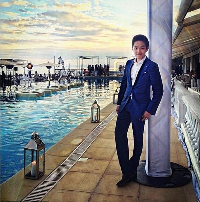 Tak hanya itu, Eric juga diangkat menjadi direktur eksekutif perusahaan, setelah mulai bekerja di sana hampir setahun yang lalu. Eric pun mendapat bayaran US $ 498.000 atau Rp 6,9 miliar per tahun, plus bonus tambahan. Foto: Weibo