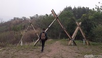 Namun, seiring berjalannya waktu, tempat ini mulai ramai dikunjungi masyarakat umum. Traveler pun diperbolehkan masuk ke Hutan Larangan, dengan syarat melepas alas kaki baik sandal maupun sepatu (Yudha/detikccom)