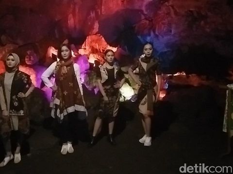 Pertama di Indonesia, Fashion Show Batik Digelar di Gua Lawa, Purbalingga