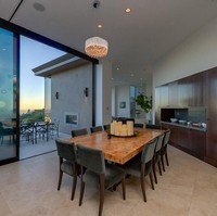 Jordan membuat dua ruang makan di rumahnya. Ada ruang makan indoor dan outdoor. Kedua ruangan dipisahkan dengan pintu kaca geser. Pada ruangan makan outdoor tampak dilengkapi dengan perapian sebagai penghangat. Foto: Dok. Nicholas Property Group