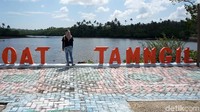 Di bagian depan spot selfie tersebut terhampar teluk yang bersih dan menenangkan.