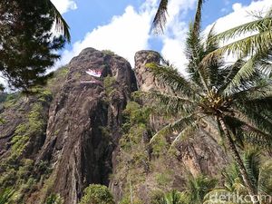 Peringati Sumpah Pemuda, Bendera Raksasa Dibentangkan di Tebing 350 Meter