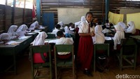 Sejumlah meja dan bangku, serta papan tulis diletakkan di ruang balai warga untuk kegiatan belajar mengajar para siswa SD 03 Sabang Mawang, Kabupaten Natuna, Kepulauan Riau.