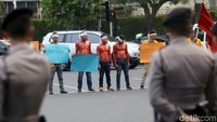 Diketahui Eks Kasat Reskrim Polres Kendari, AKP DK dan lima terperiksa lainnya yang berpangkat bintara menjalani sidang disiplin terkait kematian dua mahasiswa Universitas Halu Oleo, yakni Randi dan Yusuf Kardawi. Keenamnya ditetapkan sebagai terperiksa dalam kasus meninggalnya Randi dan Yusuf karena diduga melanggar SOP membawa senjata saat pengamanan aksi unjuk rasa.