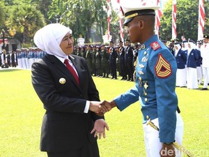 Saat Khofifah Hampiri Komandan Upacara Hari Sumpah Pemuda Asal Jayapura