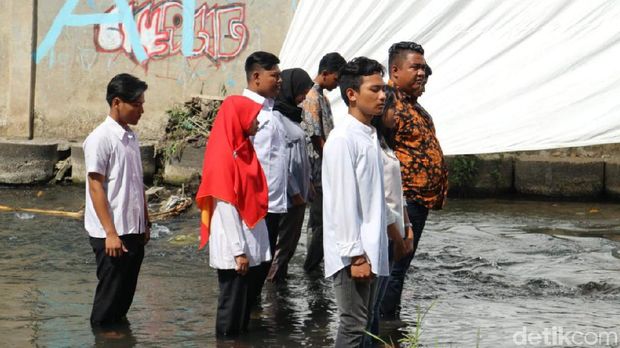 Upacara Sumpah Pemuda di Sungai Winongo, Yogyakarta.