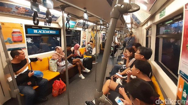 Wira-wiri Naik Kereta Layang Bangkok, Bagaimana Rasanya?