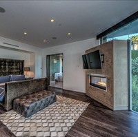 Dan inilah kamar utama di rumah Jordan Maron. Tempat tidur besar mendominasi ruangan bergaya modern. Tampak area kamar mandi dan tempat tidur dipisahkan dengan pintu kaca. Foto: Dok. Nicholas Property Group