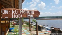 Ekowisata Rumadian adalah salah satu tempat pariwisata paling terkenal di Kabupaten Maluku Tenggara. Dengan harga karcis hanya Rp 5.000 saja, pengunjung sudah disuguhkan berbagai atraksi.