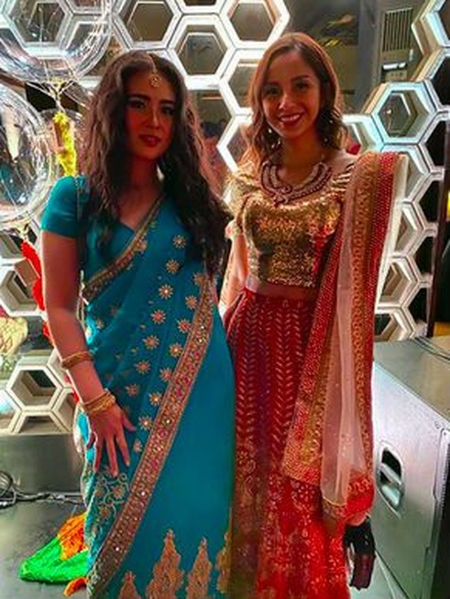 Sedangkan dua artis Kirana Larasati dan Ayushita, tampil dengan busana yang berbeda di acara Diwali. Kirana mengenakan lehenga emas dan merah, sedangkan Ayushita tampil dengan sari serba biru. Foto: Dok. Instagram